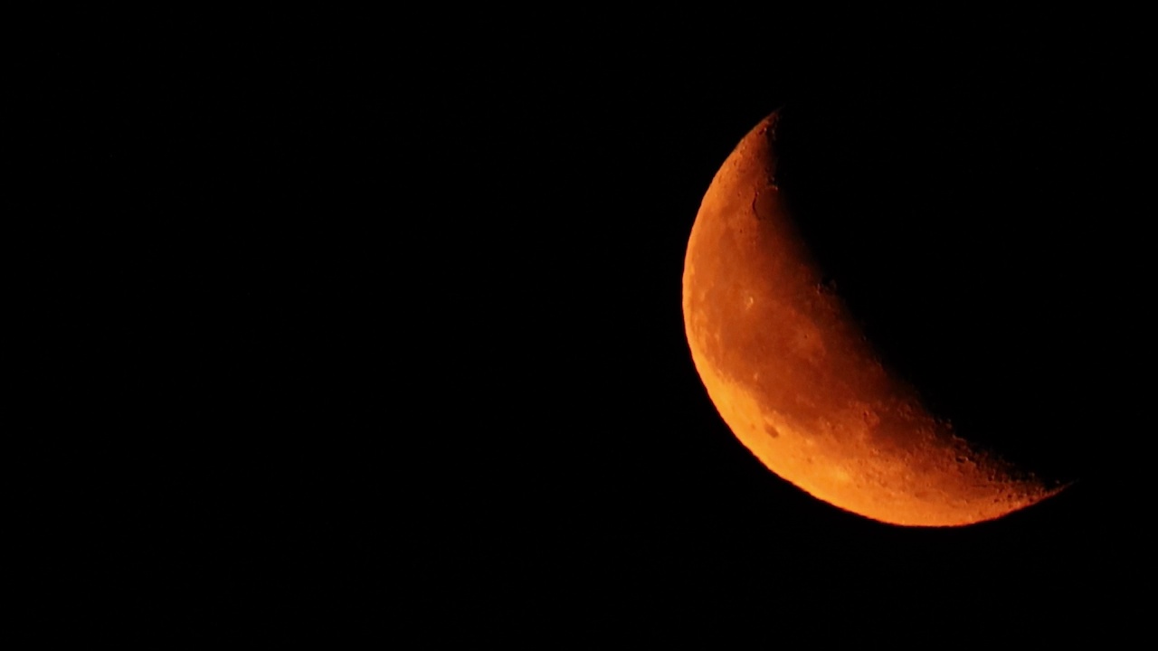 月亮在乌云密布的夜空中升起。夜空自然背景。视频一晚一晚的时间流逝。大的月亮视频素材