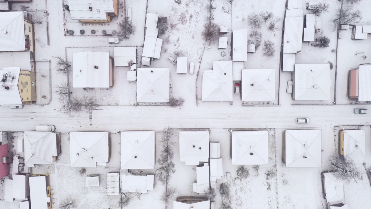 在冬季下雪的城市街道的交通鸟瞰图视频素材