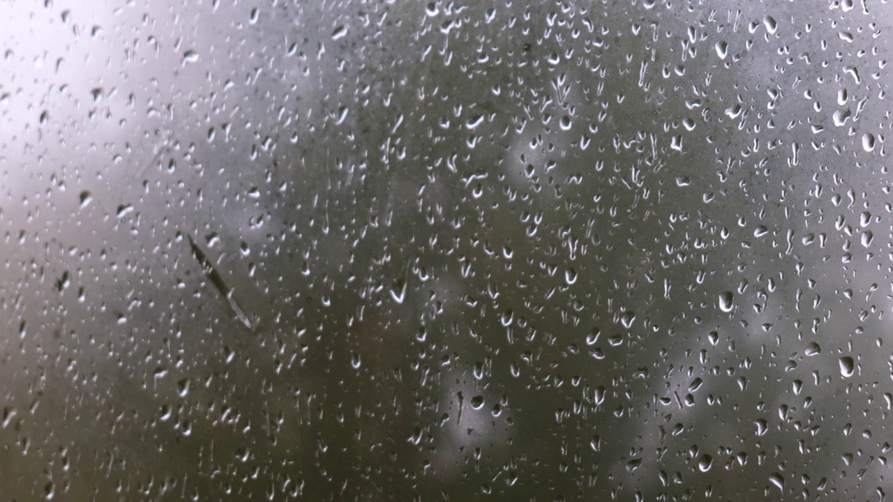 窗外的雨点。秋日雾蒙蒙的窗外，雨雪交加视频素材