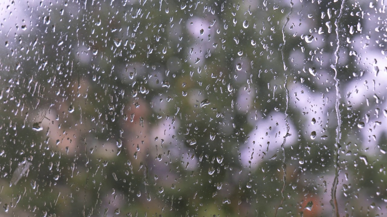 窗外的雨点。秋日雾蒙蒙的窗外，雨雪交加视频素材