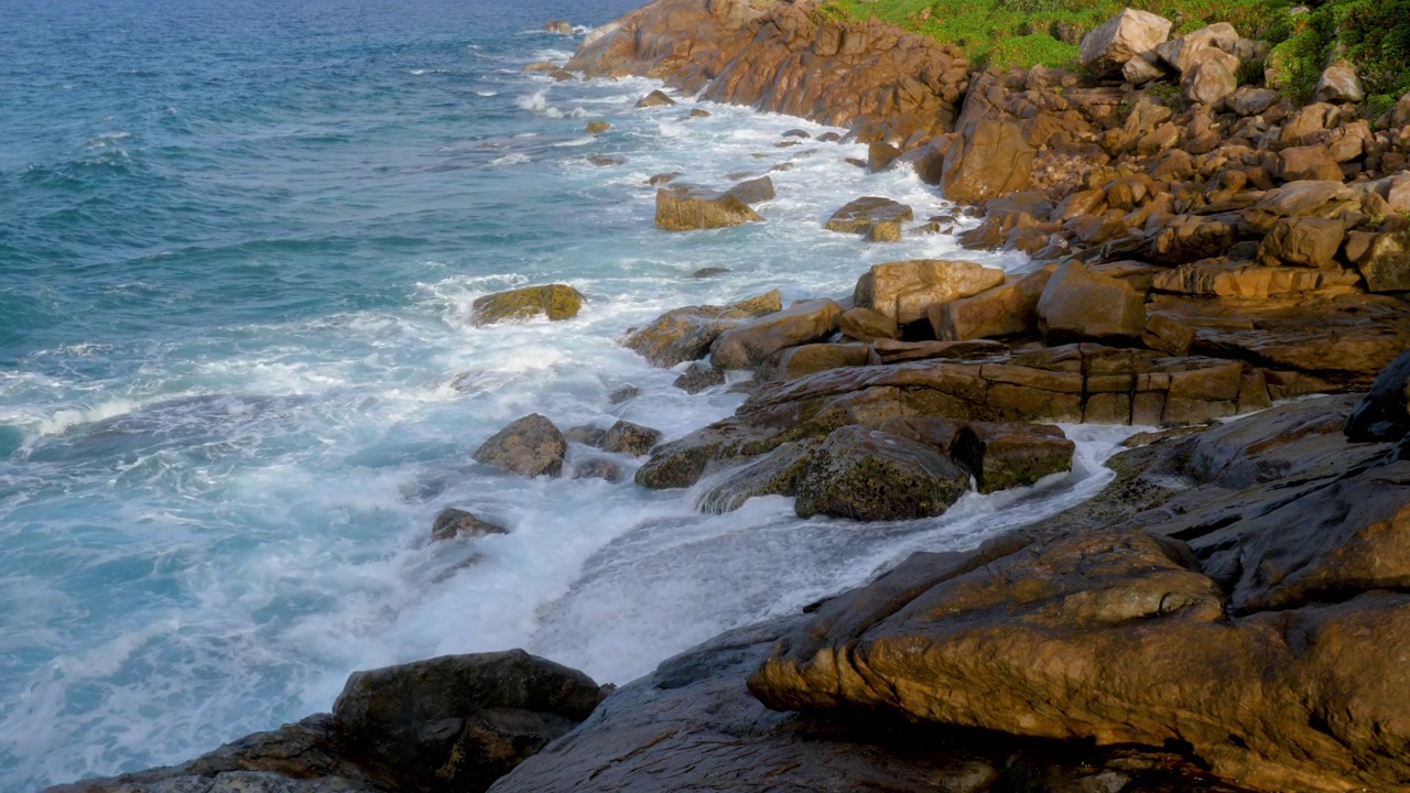 慢动作的观点，汹涌的海浪在海岸上视频素材