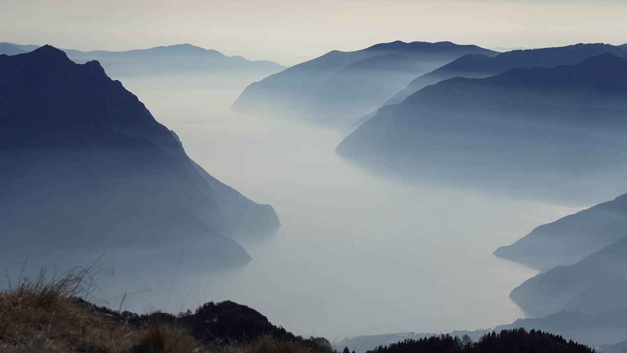 冬天的伊势塞湖风景优美。空气中有雾和潮湿。意大利阿尔卑斯山的波拉山全景视频素材