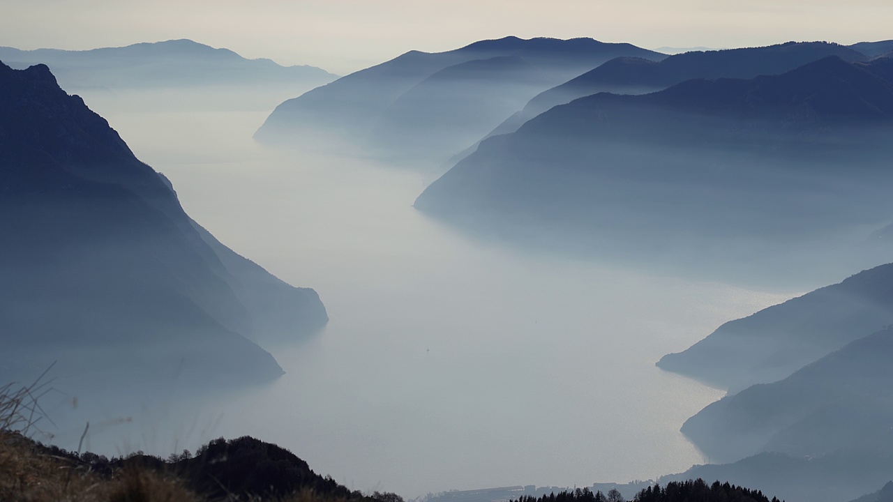 冬天的伊势塞湖风景优美。空气中有雾和潮湿。意大利阿尔卑斯山的波拉山全景视频素材