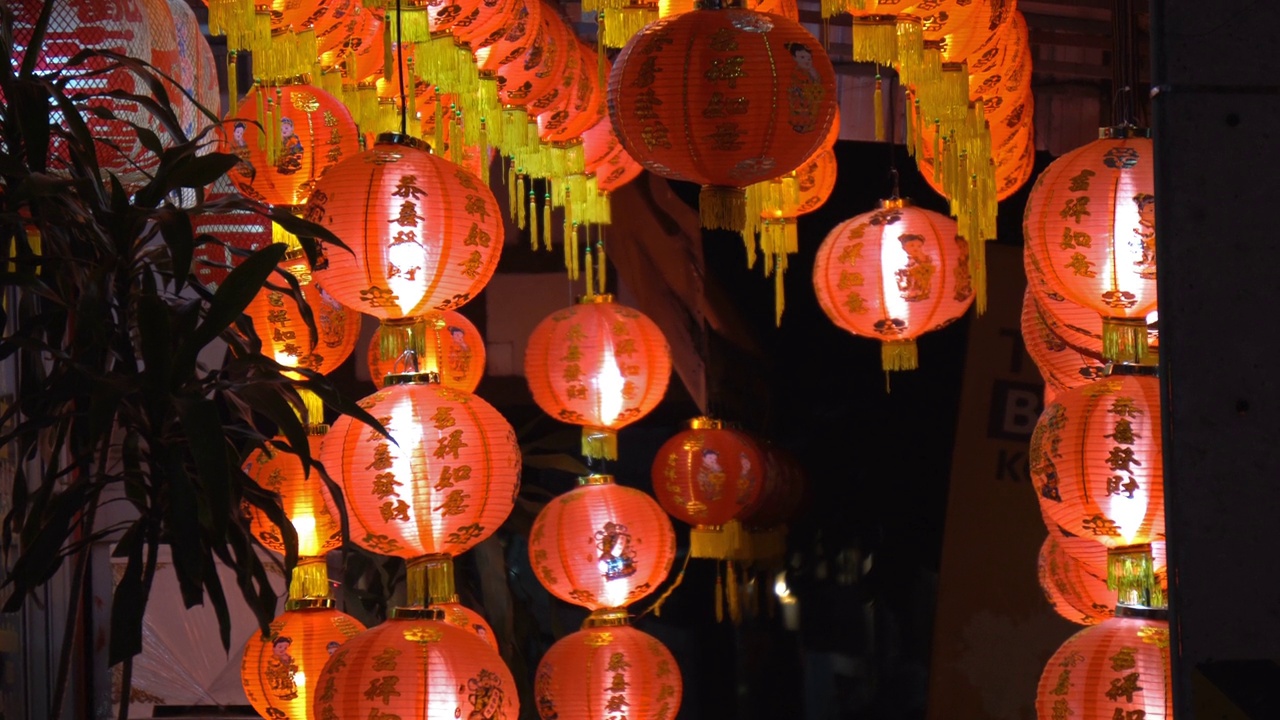 中国新年通常装饰灯笼来庆祝。它是世界各地中国人的一个重要节日。视频素材