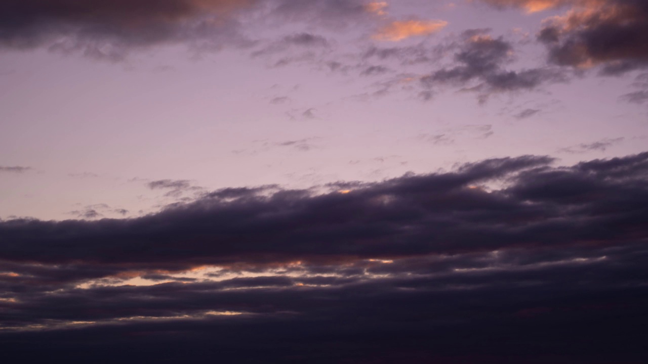 一个美丽的天空与云彩在夕阳的时间流逝视频素材