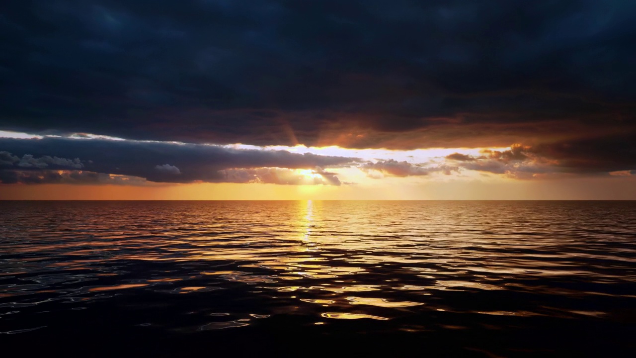 随着不祥的风暴云的逼近，海浪向地平线上的夕阳移动视频素材