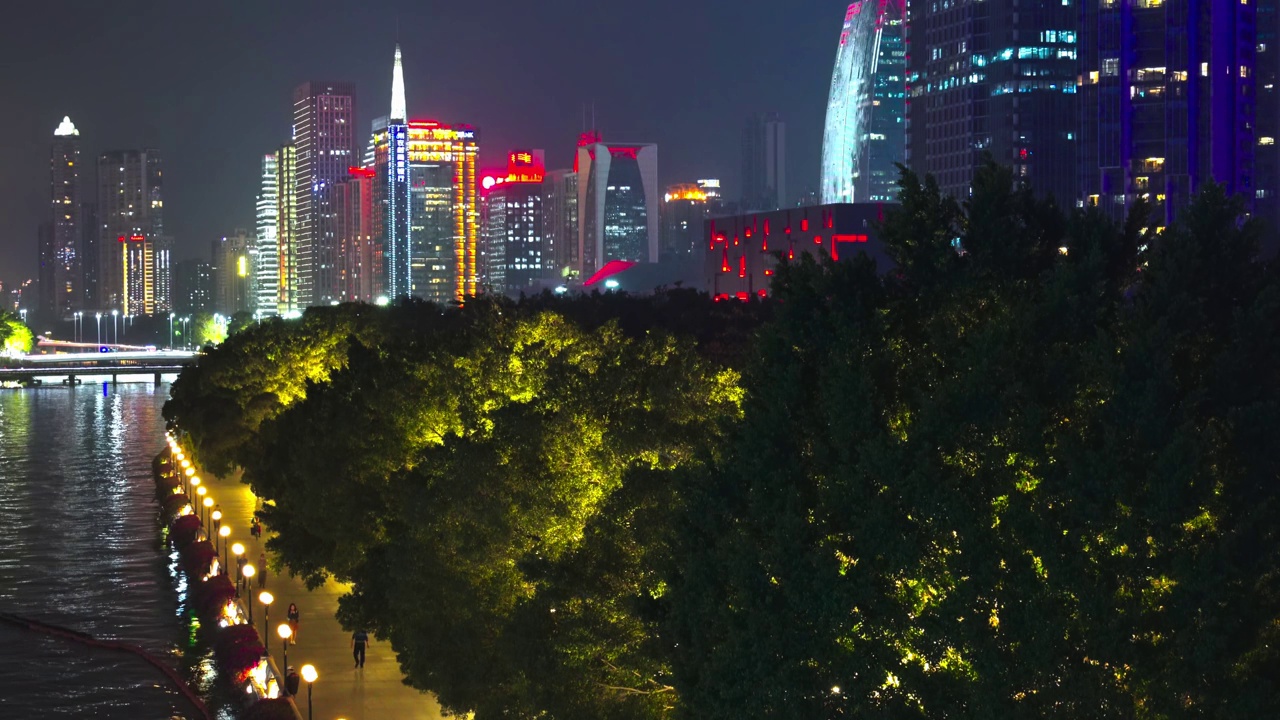 城市天际线对着河流的夜景视频素材