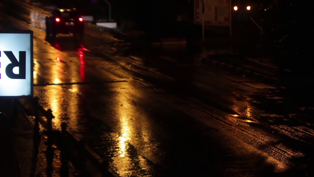 雨夜的汽车交通视频素材