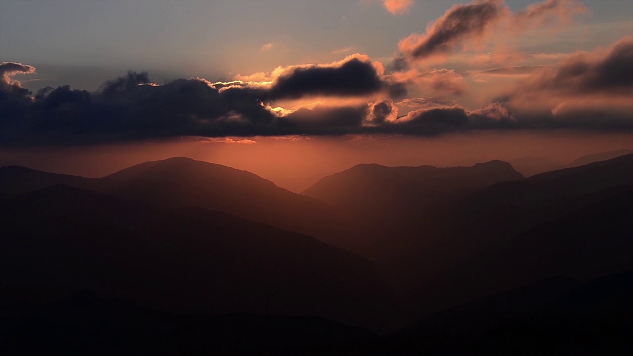 高山和深谷上阴云密布的日出视频素材