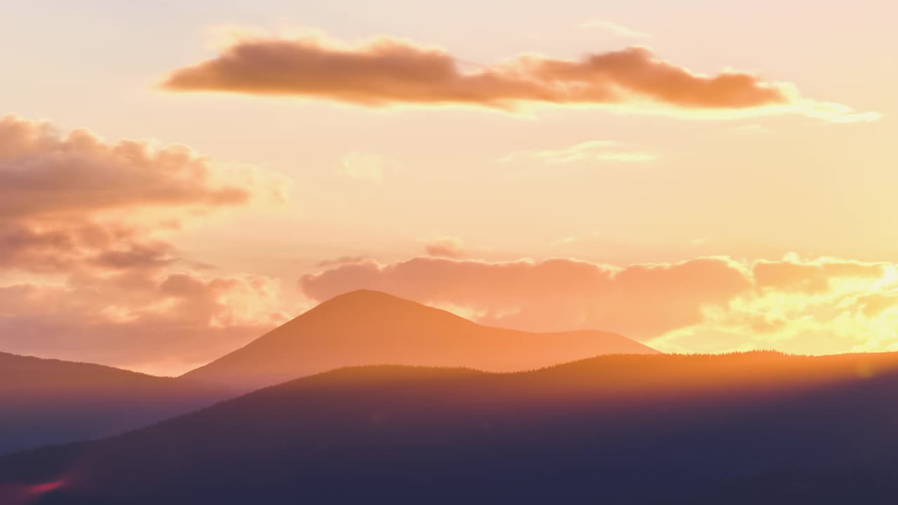 美丽的傍晚全景景观与明亮的夕阳在远处的山峰在日落视频素材