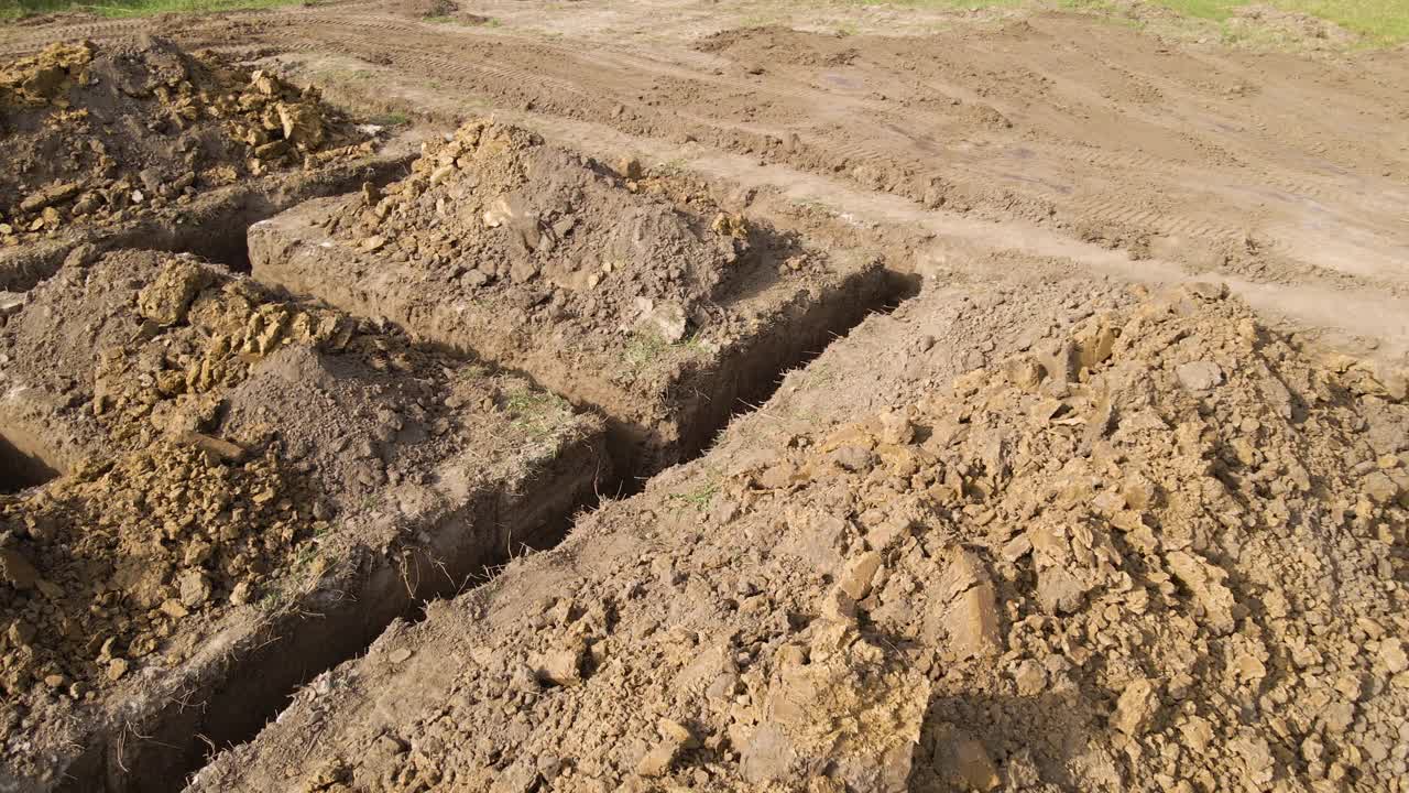 在建筑工地为新建住宅混凝土地基的建筑工程挖沟视频素材