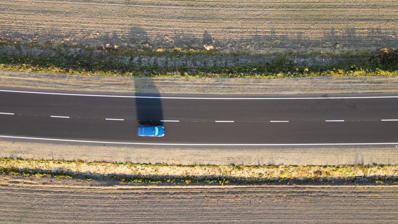 鸟瞰图的城际道路与快速行驶的汽车在日落。俯视图从无人机公路交通在晚上视频素材