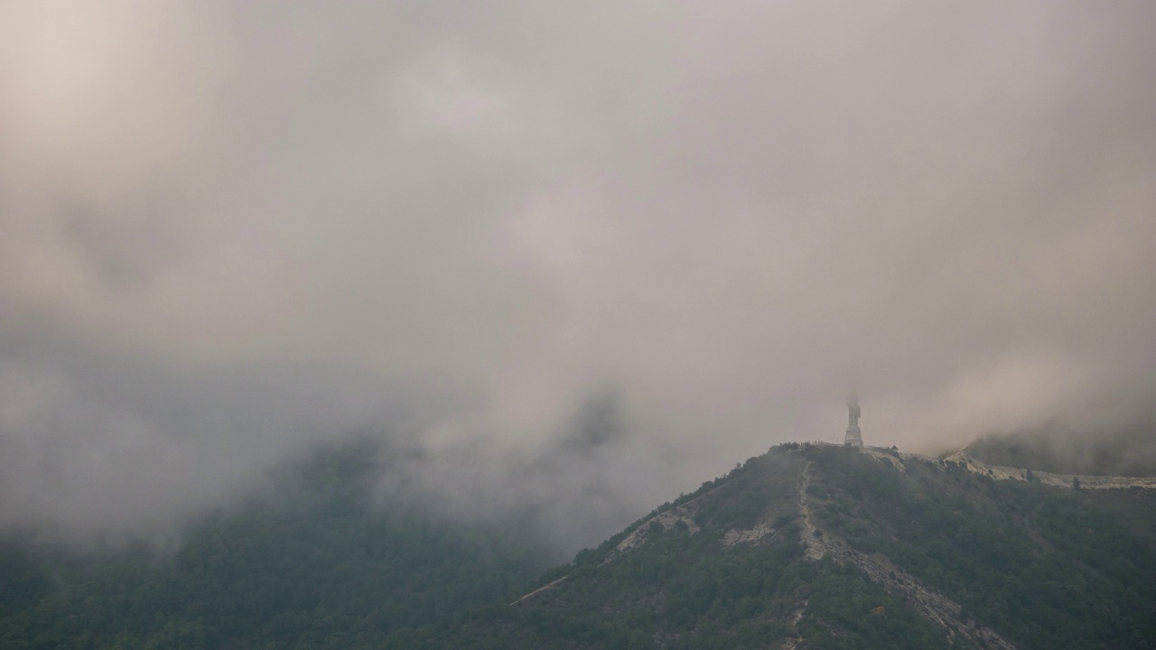 Gelendzhik。山与拜交叉观。戏剧性的天空。延时视频下载