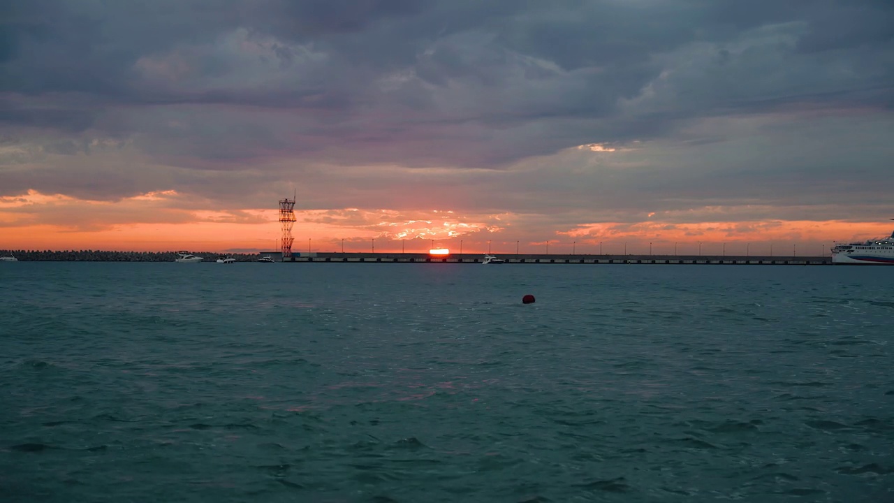 夕阳在黄昏的大海的背景下落下。凉爽的海岸线时间跨度视频素材