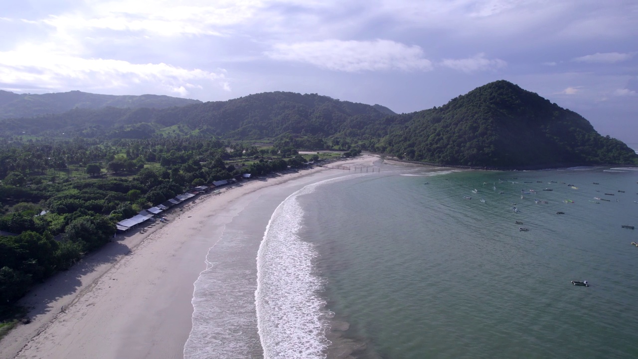 大浪撞击着海滩视频素材