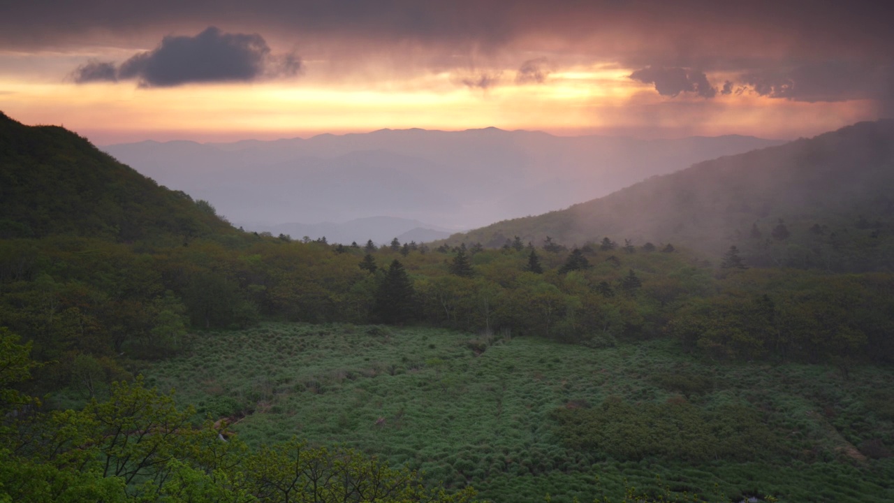 日落时云雾飘散的大岩山风景/江原道阳九郡视频素材