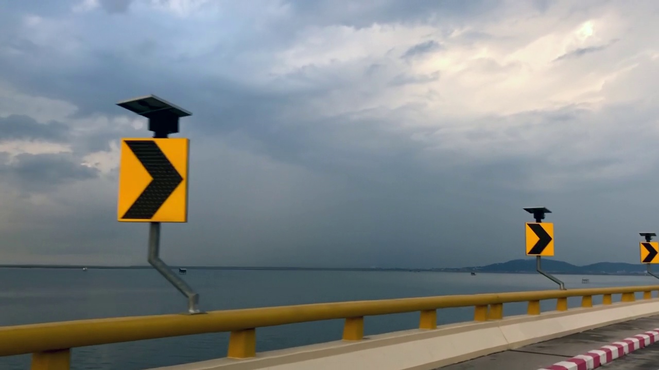 沿海岸公路行驶，车窗外可欣赏海景和黄昏云天视频下载