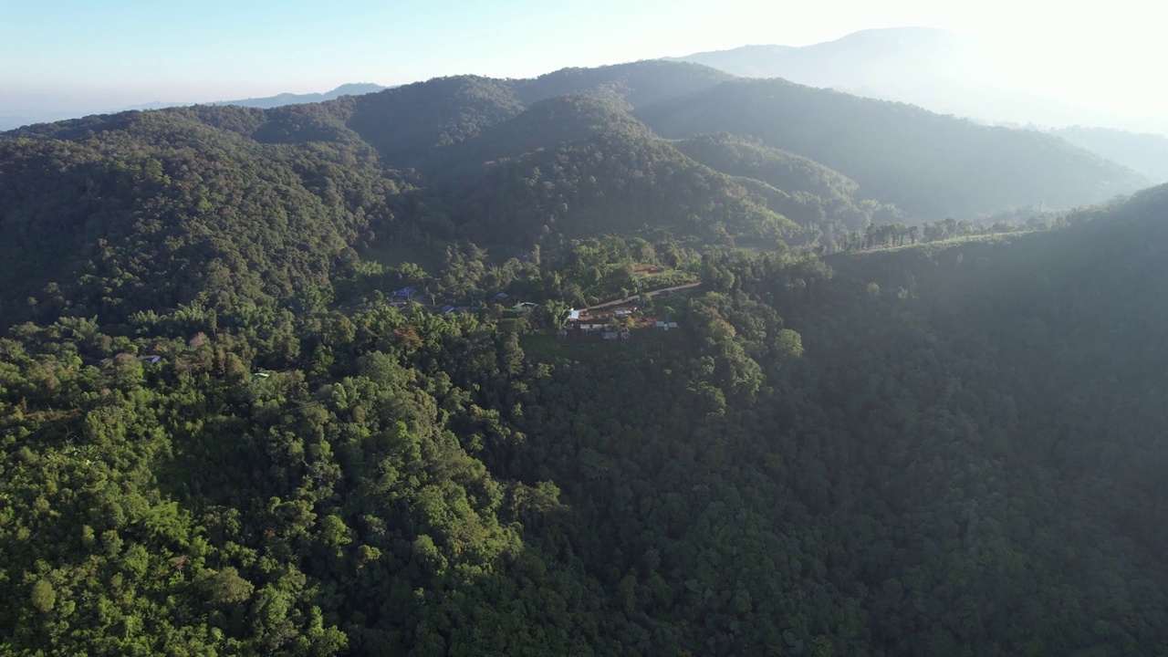 空中景观的太阳是照耀通过绿色的雨林山脉无人机视频素材