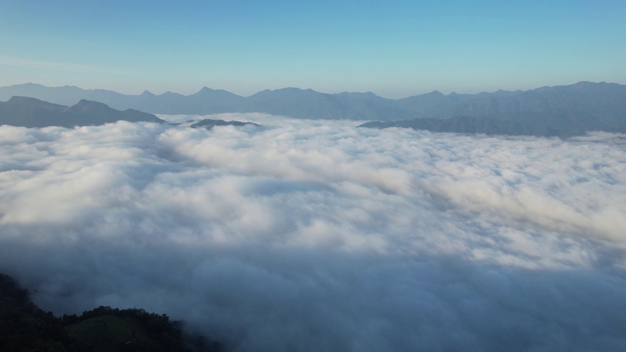 山川峻峭，有雾海的景观视频素材