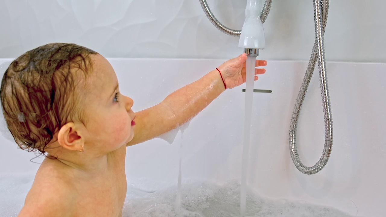 孩子洗澡。有选择性的重点。孩子。视频下载