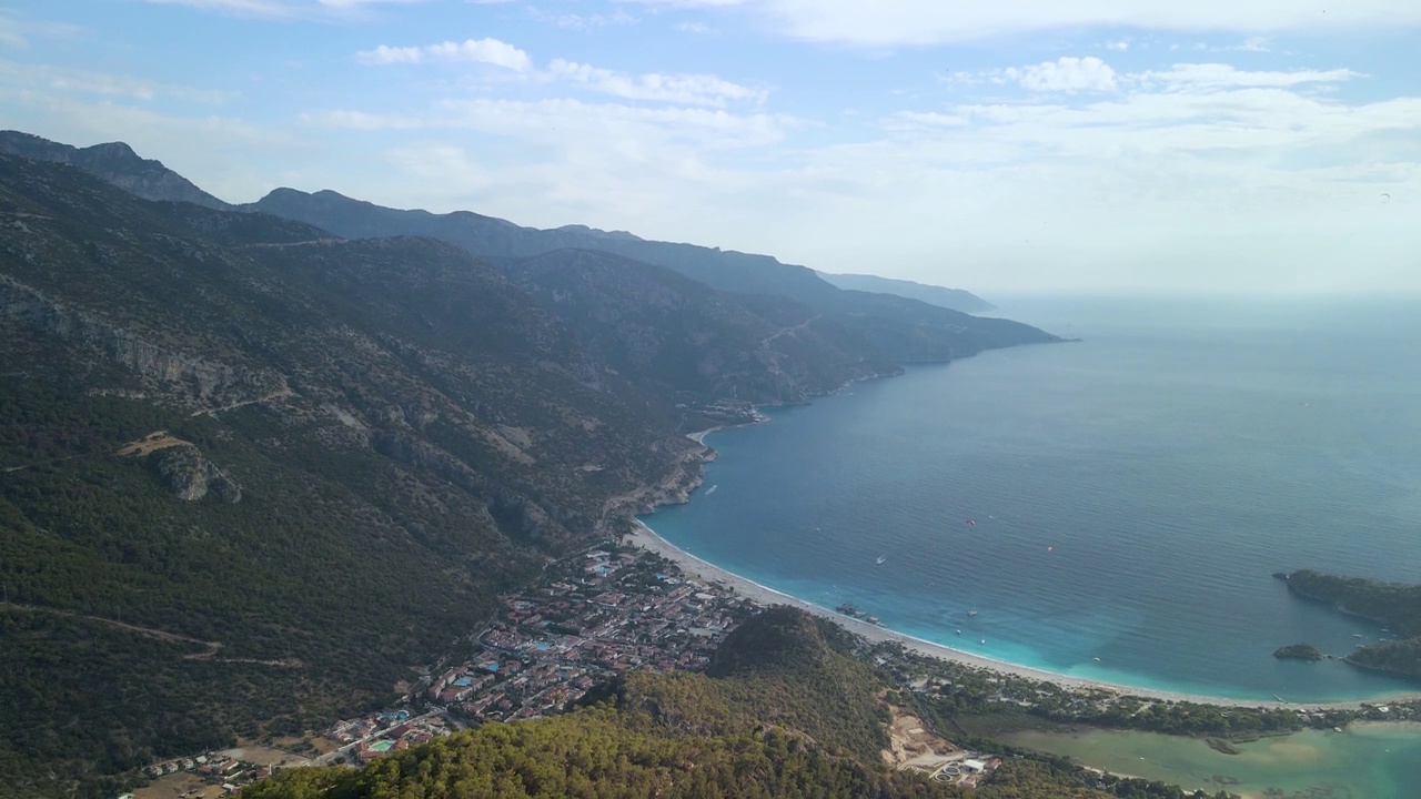 无人机可以从奥鲁德尼兹海湾的高度俯瞰度假胜地、大海和酒店视频素材