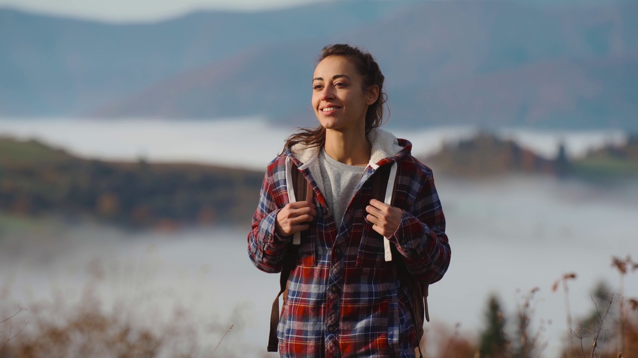 潮人一代年轻女子，日出漫步山顶，展望未来，享受美景，幸福地沉醉于生命、青春和幸福视频素材