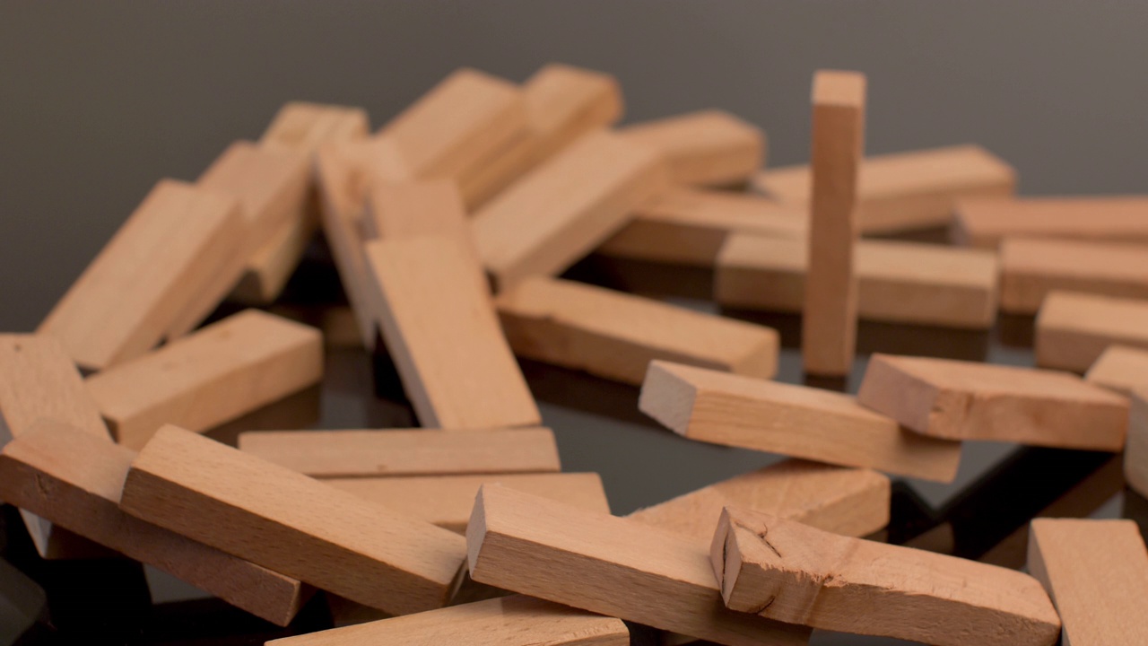 一排倒下的木制骨牌。视频素材