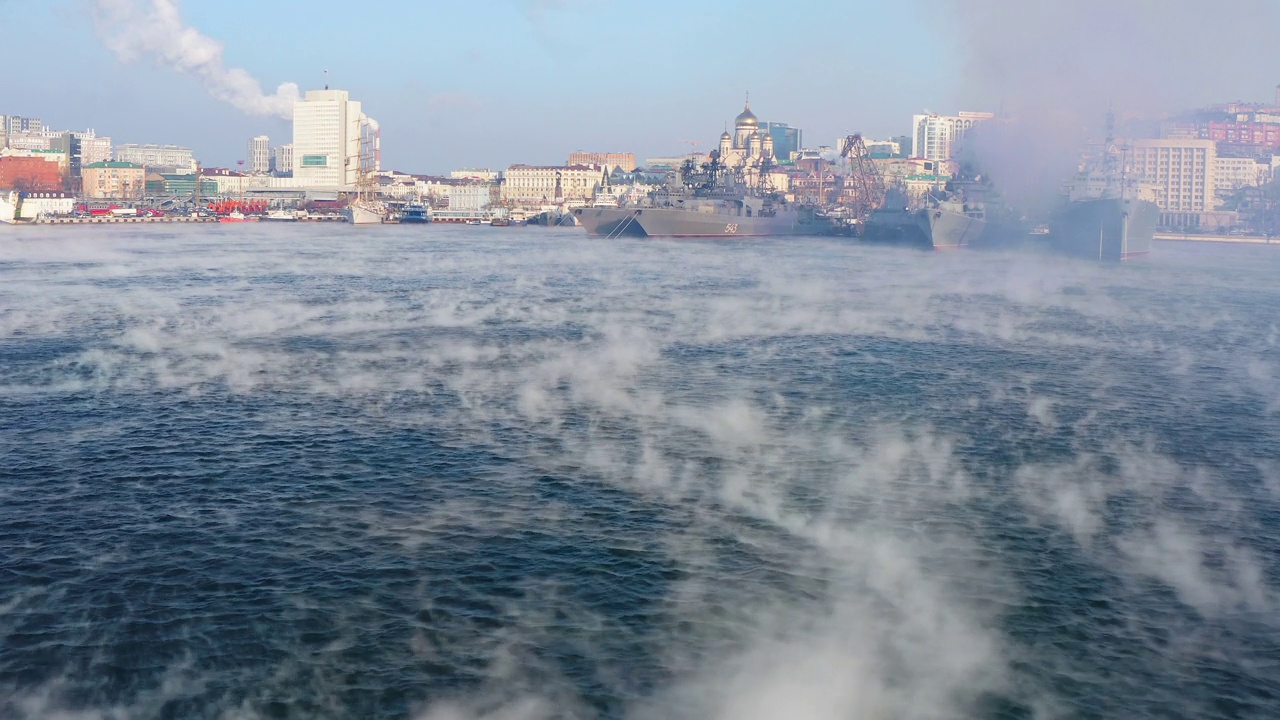 在寒冷的冬日里，海湾的海面上升起雾来视频素材