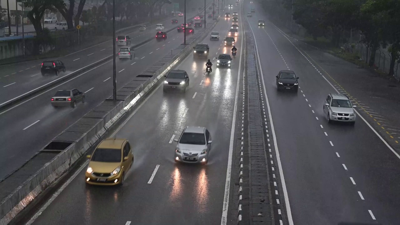 交通在大雨的晚上视频素材