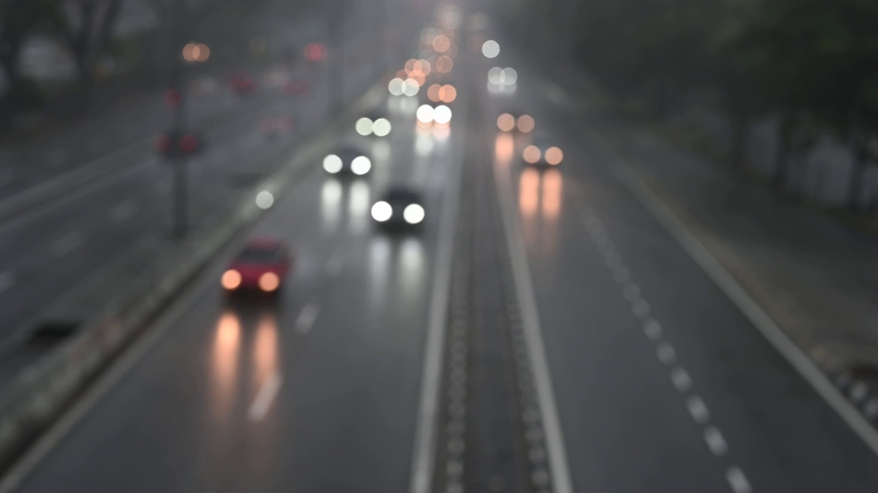 交通在大雨的晚上视频素材