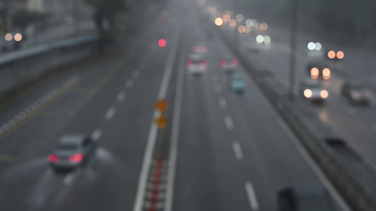 交通在大雨的晚上视频素材