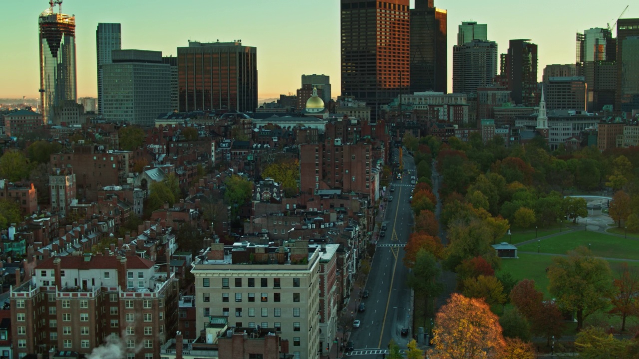 日出时无人机在Beacon Street和Boston Common上空飞行视频素材