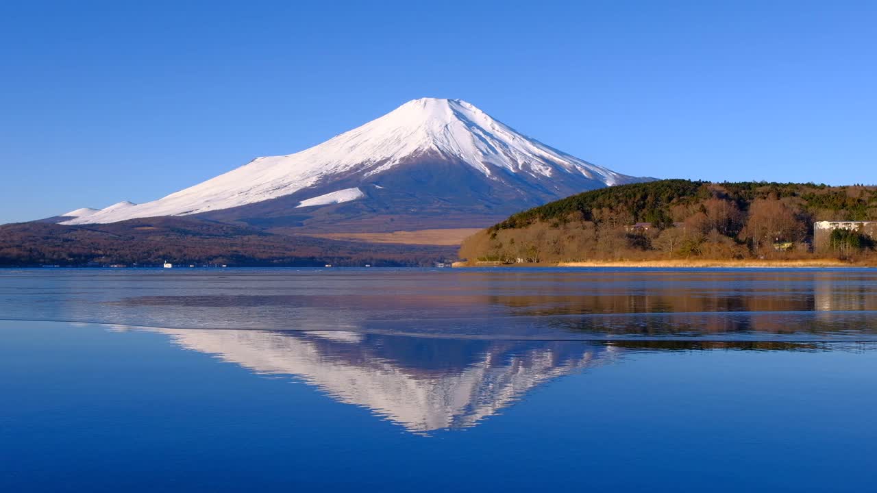 从冰冻的山中湖上倒立的富士山和蓝天视频下载