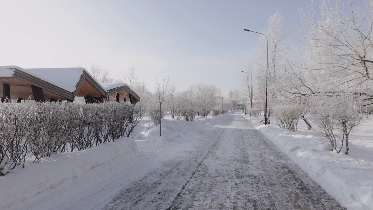 城市公园里白雪覆盖的小路视频素材