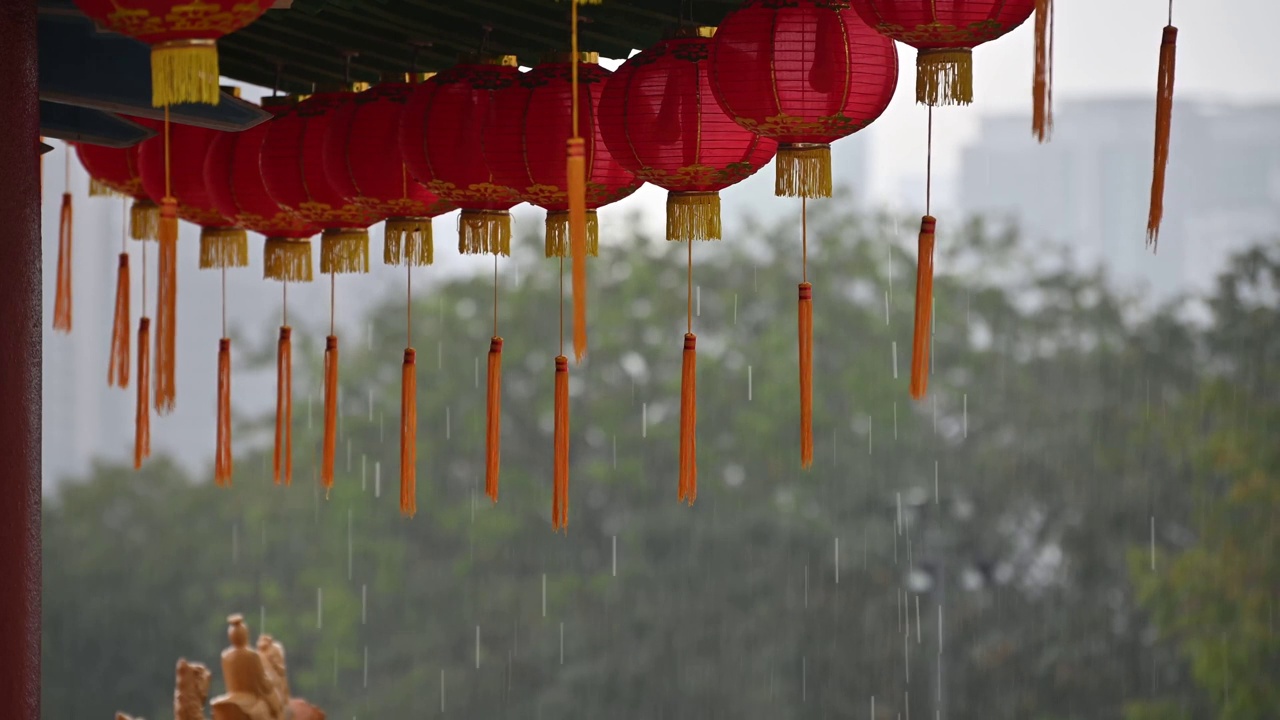 在下雨的日子里，古老的传统寺庙挂着圆红灯笼视频素材