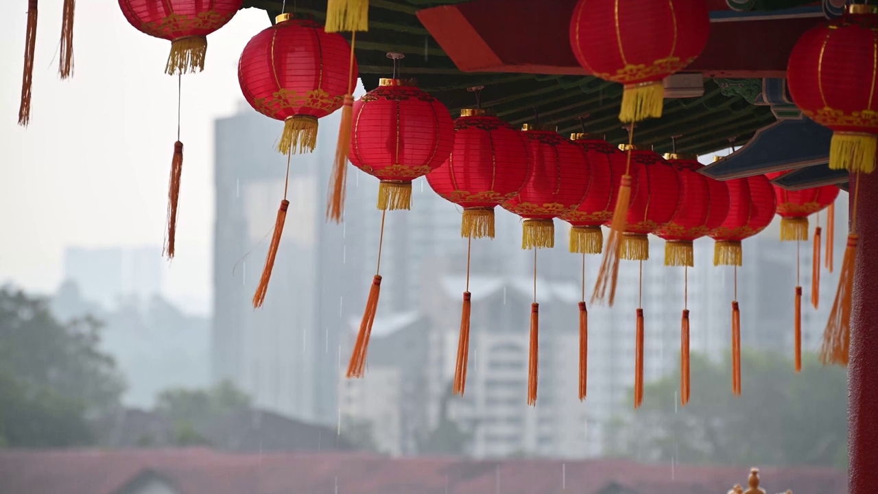 在下雨的日子里，古老的传统寺庙挂着圆红灯笼视频素材