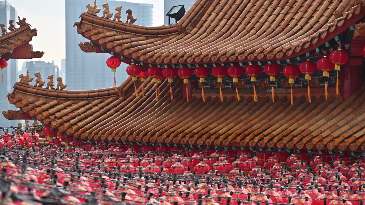 春节期间，古老的传统寺庙上挂着圆红灯笼视频素材