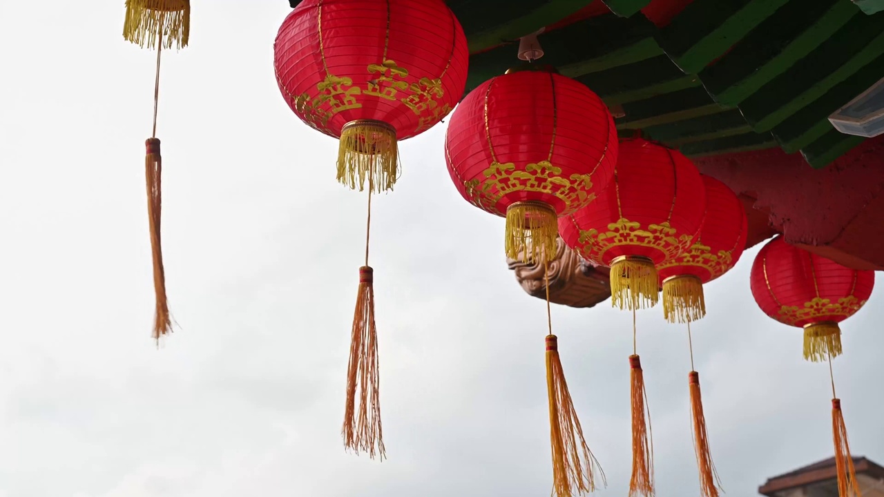 春节期间，古老的传统寺庙上挂着圆红灯笼视频素材