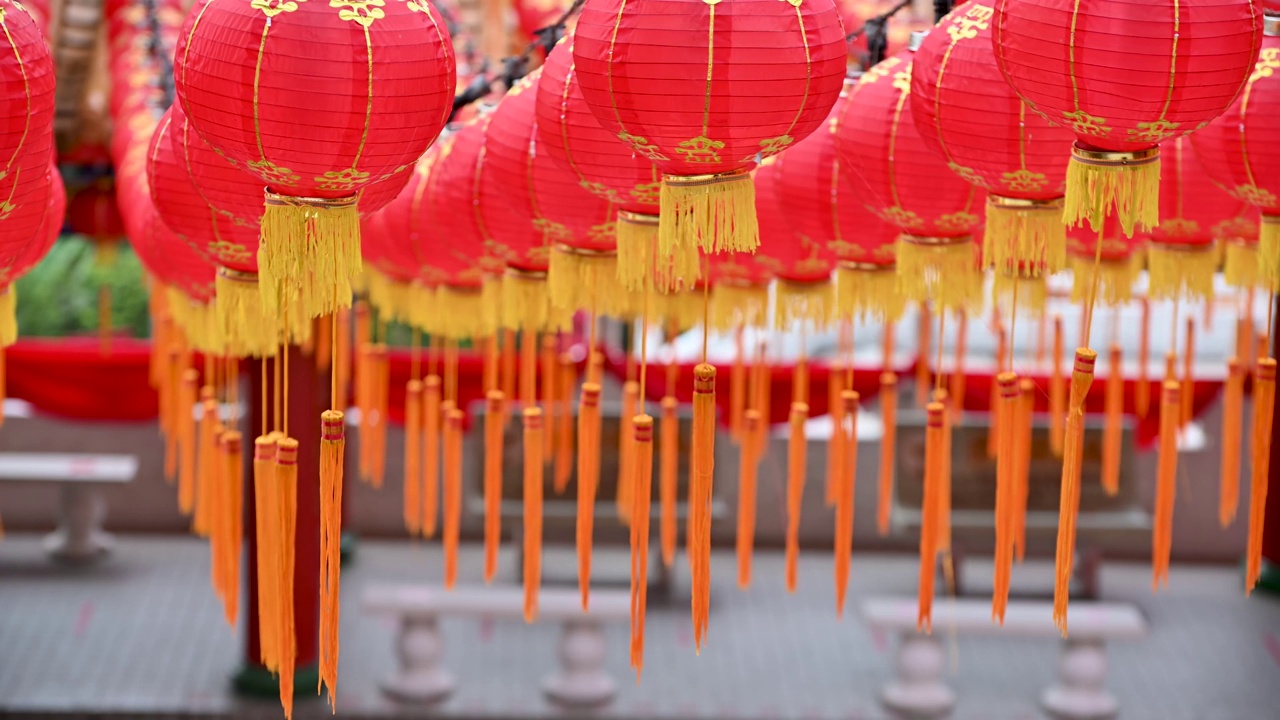 春节期间，古老的传统寺庙上挂着圆红灯笼视频素材