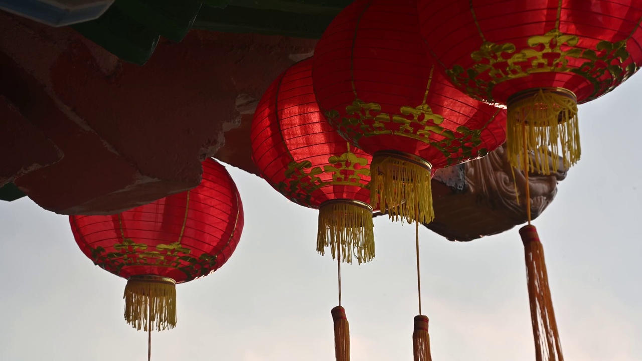 春节期间，古老的传统寺庙上挂着圆红灯笼视频素材