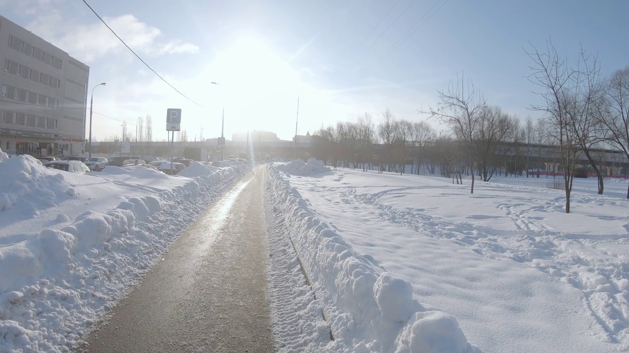 莫斯科居民区大雪过后，清理公园里的小路视频素材