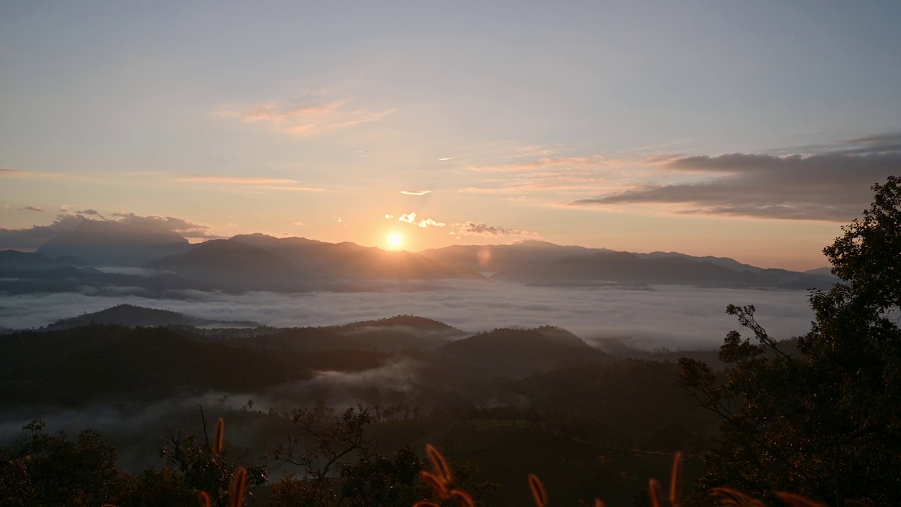 在Den电视观景台的国家公园里，日出照在山峦上，雾蒙蒙的小山上视频素材