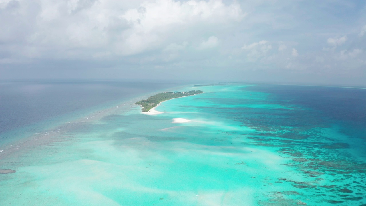 在海洋和热带岛屿上的风景优美的空中飞行。Fulhadhoo、马尔代夫视频素材