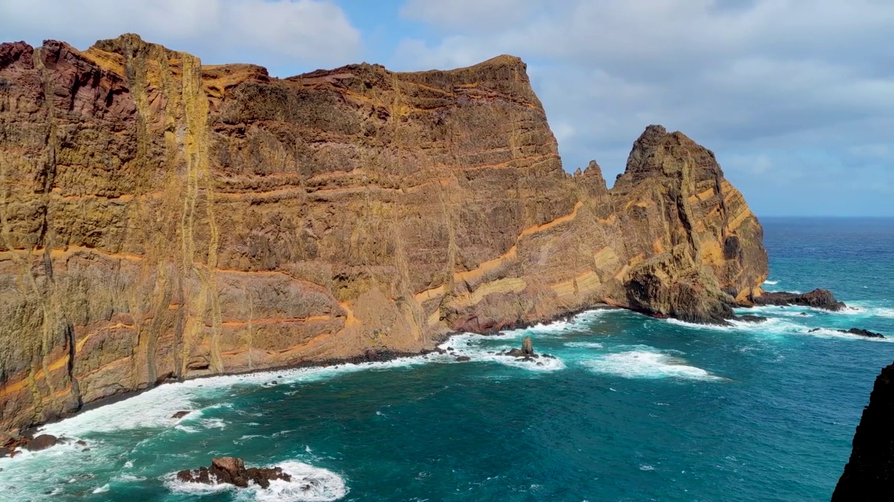 4k镜头的Seixal海滩的绿色岩石和海滩马德拉岛的大西洋海浪视频素材