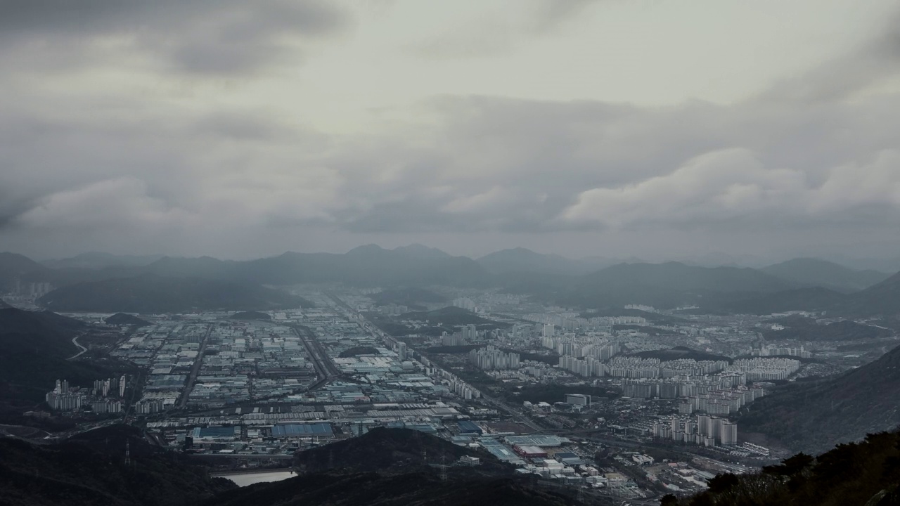 阴天的市中心风景/韩国庆尚南道昌原市视频素材