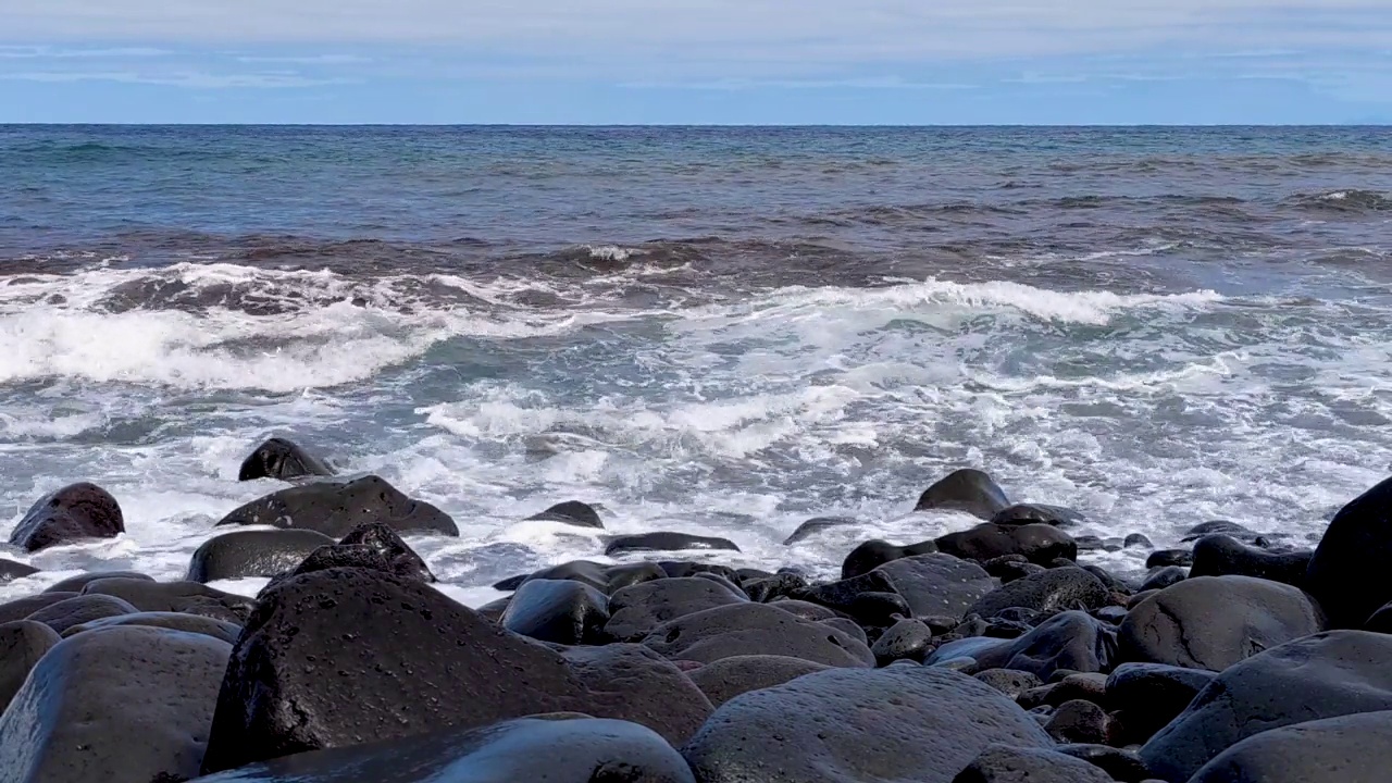 4K镜头和大西洋海浪冲击马德拉岛石岸的声音视频素材