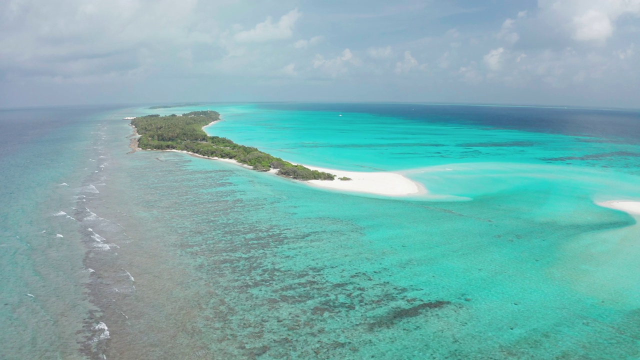 在海洋和热带岛屿上的风景优美的空中飞行。Fulhadhoo、马尔代夫视频素材