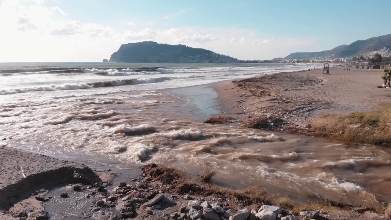 洪水浊水涌进大海。暴雨后流出的脏水。大雨期间洪水泛滥和山体滑坡视频素材