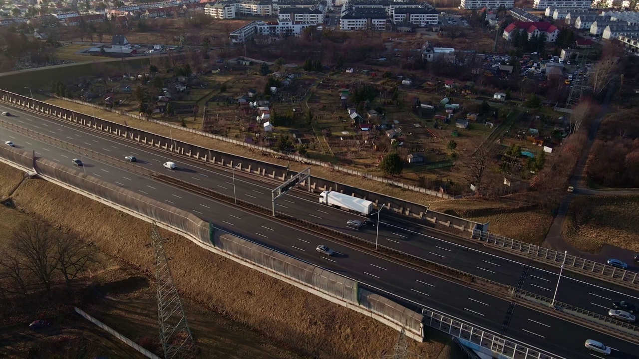 高速公路的鸟瞰图与移动的汽车视频素材