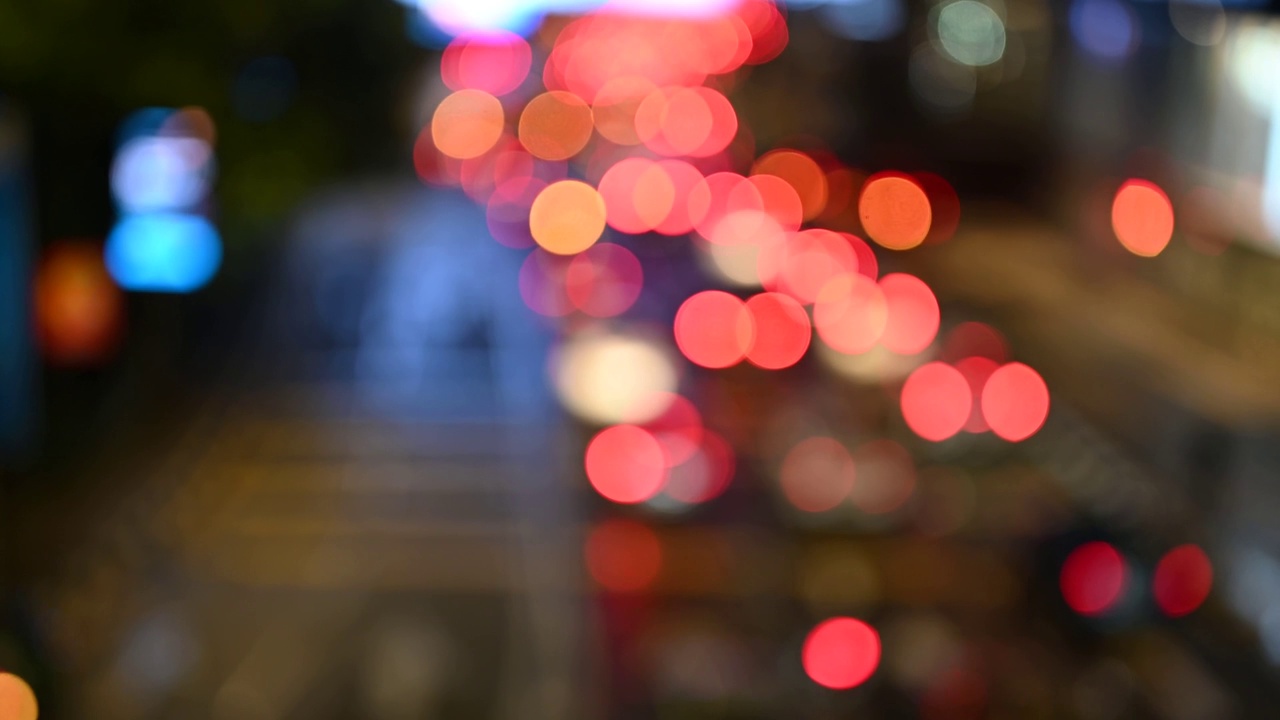 夜晚的路灯模糊了路上车辆的散景视频素材